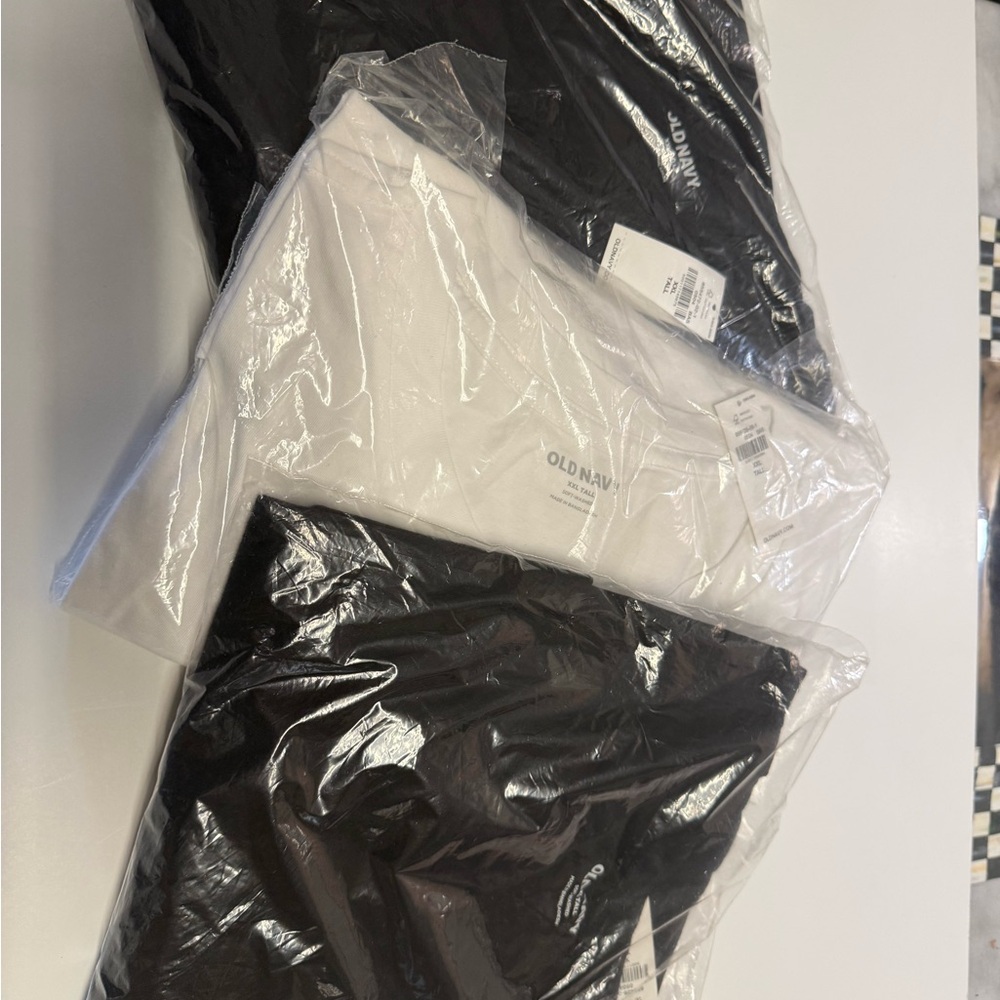 1 black v neck
1 blue v neck
1 white crew